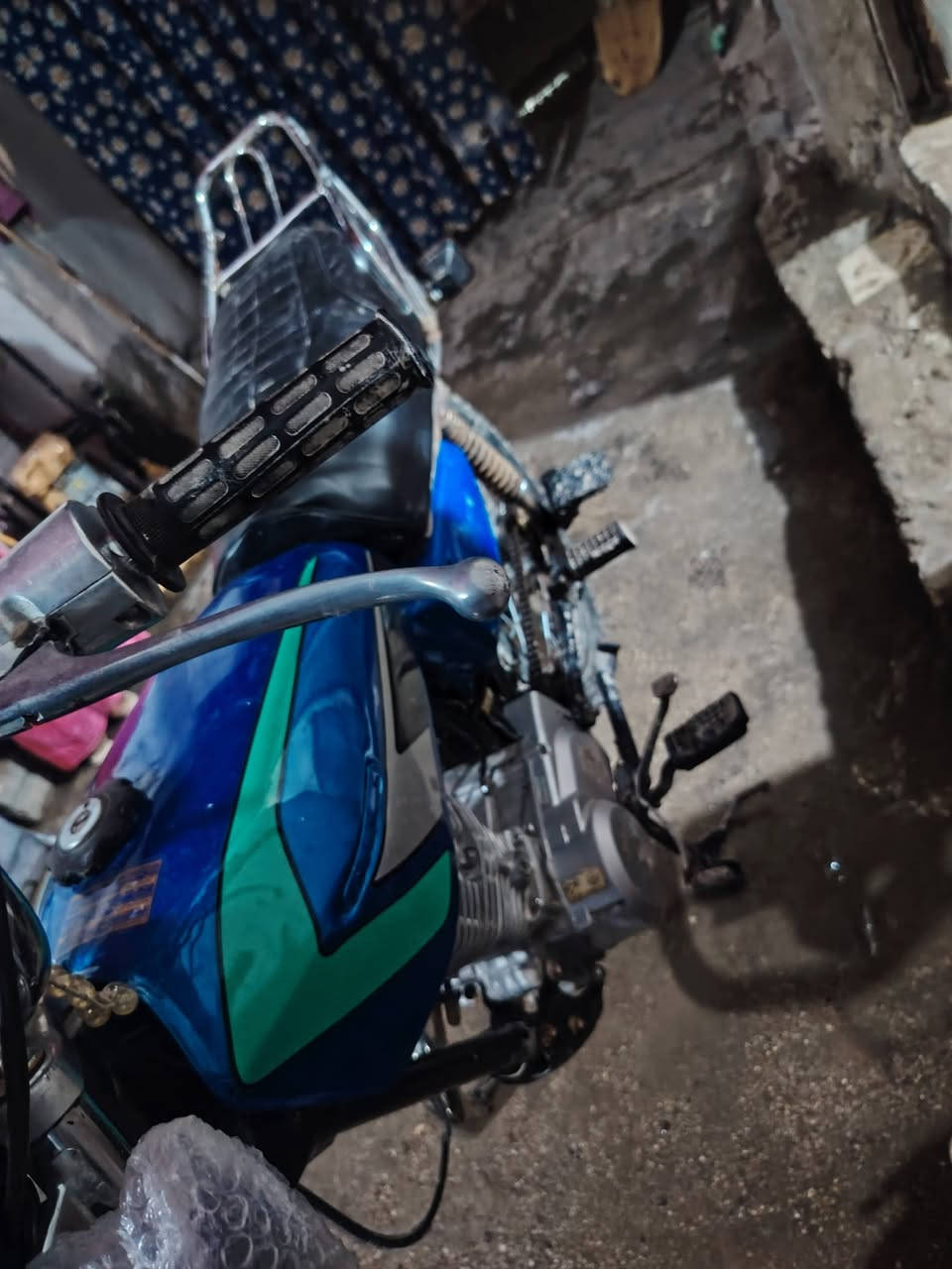 الدراجه للبيع اوراق مجفتها صار لي يومين للبيع 375 وبيها مجال اتصال على هذا الرق***********
