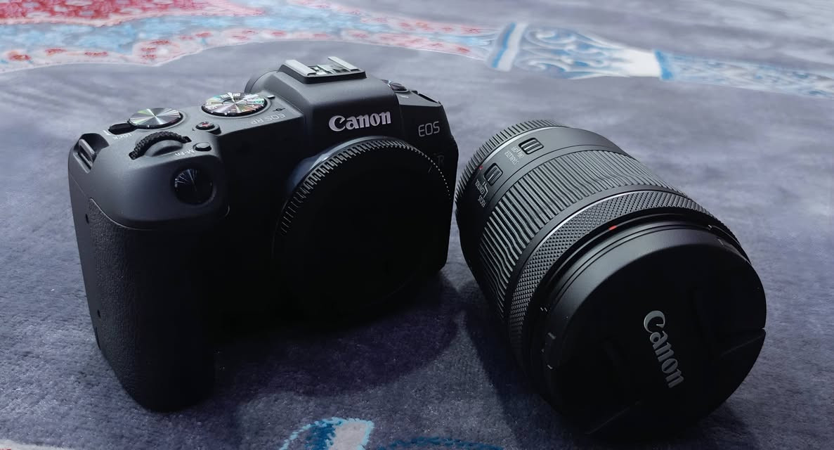 للبيع كاميرا Canon RP (الوحش الـ Full Frame) بحالة الوكالة، الكاميرا "اخت الجديدة" ونظافتها 100%.
​العدسة: الاصلية مال الكامرة  24-105mm (شغالة لكل شي: بورتريه، طبيعة، وفيديو).
​الشتر: صدمة! ما عابر الـ 1000 صورة فقط (يعني بعدها بورقها).
​النظافة: استخدام  قليل جداً، وبدون أي خدش.
​الباكيج كامل (يعني اشتري وبلش صور فوراً):
✅ رام 128GB أصلي وسريع.
✅ ستاند
✅ جنطة كانون الأصلية.
✅ حزام الكاميرا الأصلي.
✅ كافة الملحقات والكرتونة موجودة.
​باختصار: الكاميرا جاهزة، بس استلمها وبلش مشروعك الإعلامي
​📍 المكان: [البصرة/ القبلة / حي المهندسين/]
💰 السعر: [1,370,000] 
📞 للاستفسار:  [***********]
