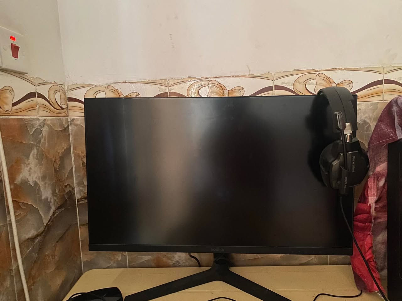 شاشه KOORUI 27E1 حجم 27 البنل IPS الهرتزيه 165  الملي سكن 1 باقي المواصفات موجوده ويه الصور نضافه 100 لا استخدام قليل شغاله 100 سعر 175 قفل مكاني بصره يوجد توصيل ***********
