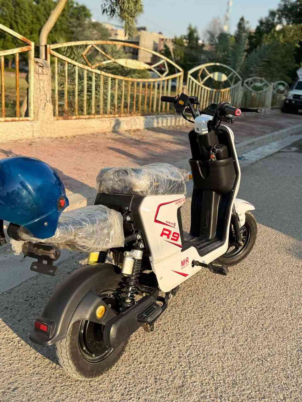 R9 للبيع نضيفة كلش
دراجة استخدام قليل باتريات جدد فول مواصفات سرعتها 109 

سعرها 450 وبيها مجال
*********** متواجد واتساب
