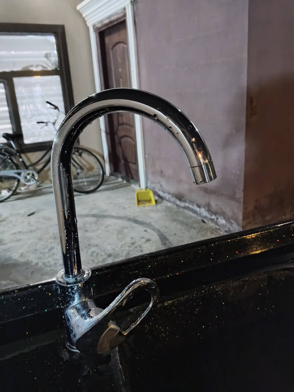 كاونتر سنگ مرمر مع خلاط وملحق للبيع في مجمع الأميرات الأول ، السعر 160 الف 
***********
