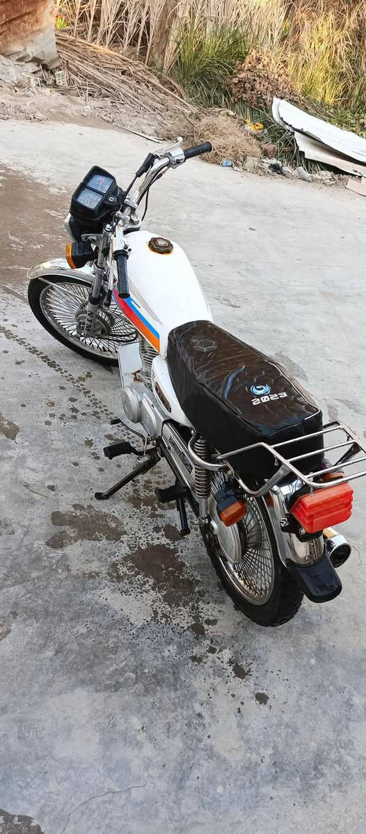 السلام عليكم دراجه أرشه للبيع مكفوله كفاله عامه مابيه اي نقص اوراق كامله مكينه مكفوله جاهزه من كلشي السعر 700 وبيه مجال
مكاني بابل المسيب***********
