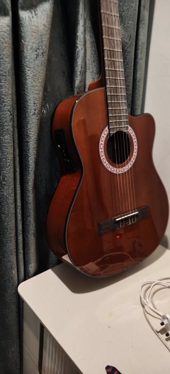 كيتار ايكولايزر ماركة winzz اجاني هدية من المانيا للبيع وينربط على سبيكر خارجي صوته قوي جدا 
*********** المنصور
للبيع بسعر 200 الف
الملحقات جهاز تعيار التون وكيبل اصلي طويل وجنطة الاصلية نفس الماركة للعلم نفس الكيتار بموقع ايبي ب 250 دولار عدا سعر النقل والضريبة
