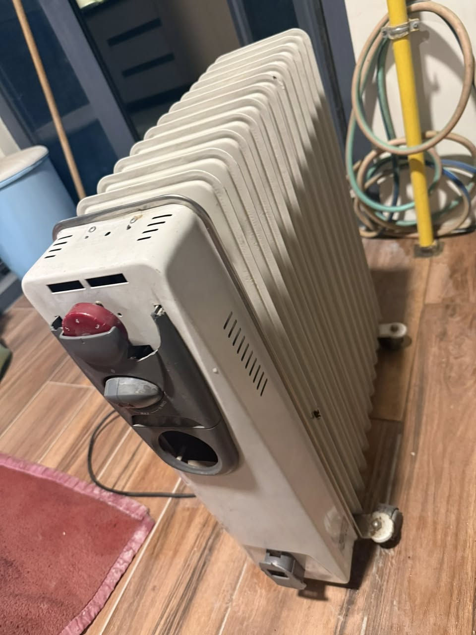 سلام عليكم صوبه زيتيه للبيع شغاله و مابيه ايشي فقط هاذا الكسر الي موضح بلصوره مامأثر عليها ولا شي حجم الكبير 13 شمعه السعر 35 مكاني بغداد للتواصل ***********
