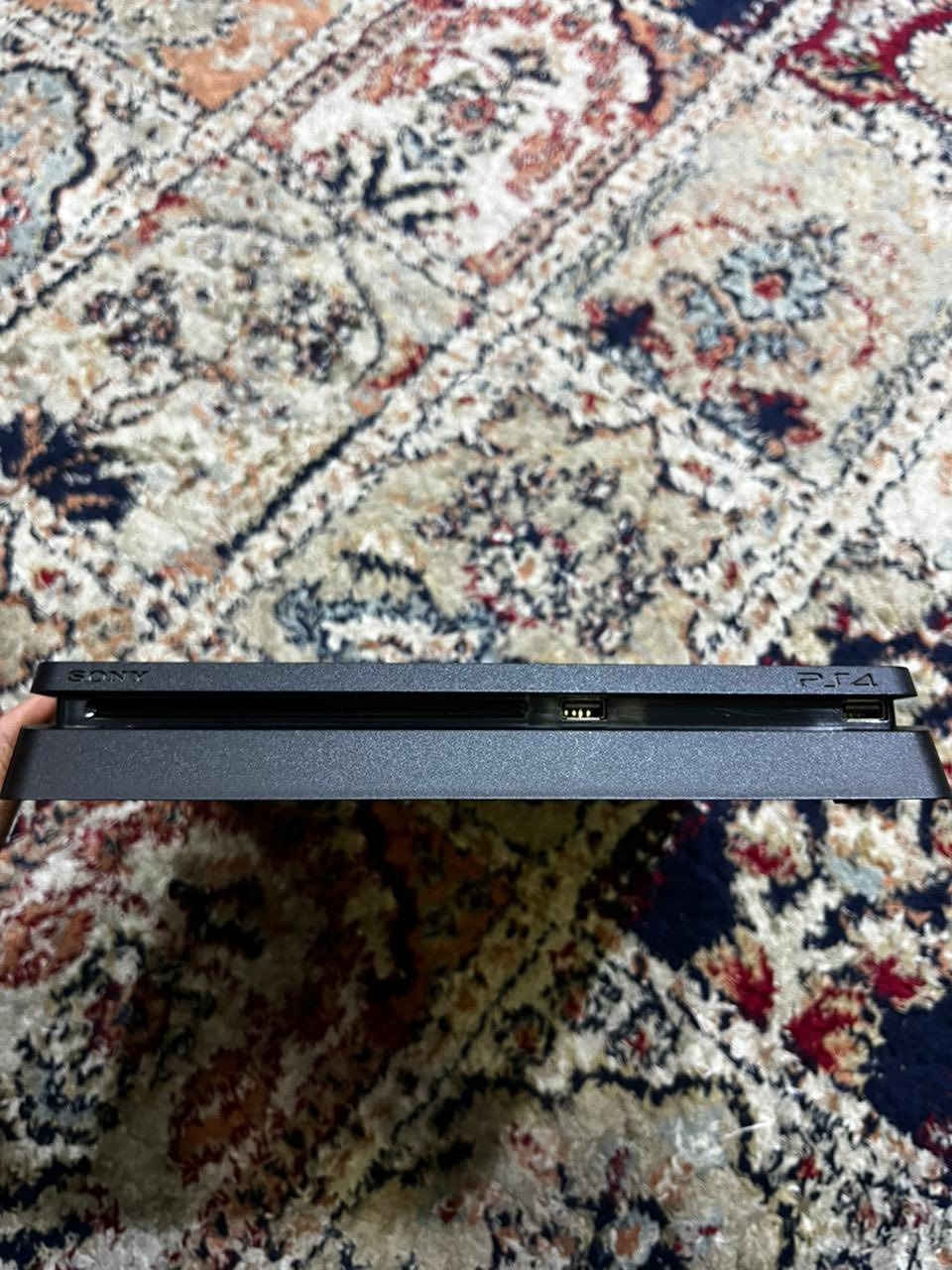 بلي 4 نضافه 100% جهاز ما مفتوح ونضيف كلش تجي ويا ثلاث اقراص ويدات اثنين وسماعه گيمنك وجهاز نضيف كلش مكاني بغداد الدوره وسعر ٣٥٠ وبي مجال للشراي هذا الرقم للتواصل ***********
