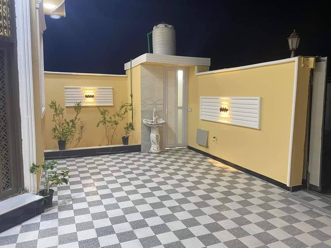 غرفتين ٤.٥ × ٤.٥ 
صاله ٧ × ٤
مطبخ ٥ × ٤
ديوان ٧ × ٤
كراج سياره + حديقه 
صحيات خارجي داخلي 
ماء ارو طن 
ماء عادي طن 
السطح ايزو كام + البيتونه كونكريت هم ايزوكام

***********
