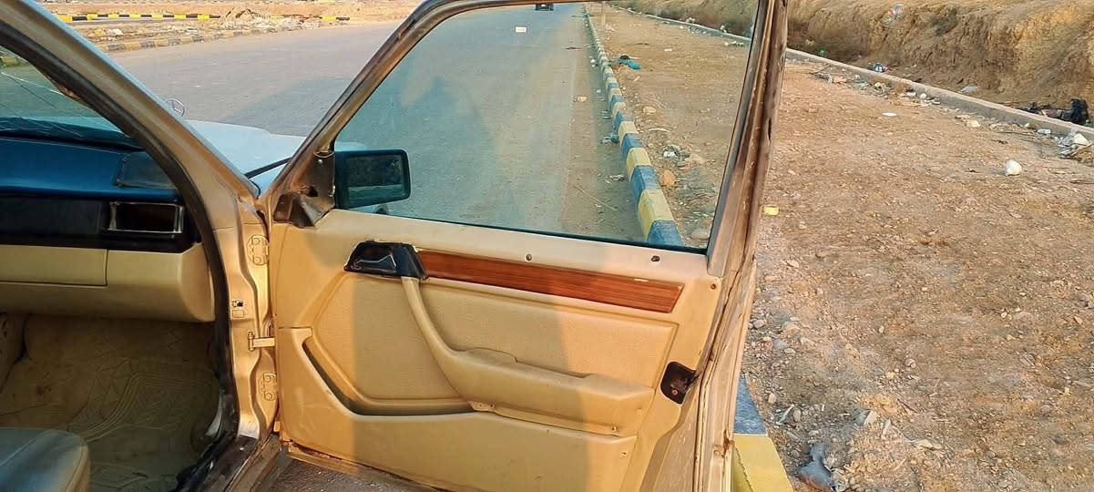 السلام عليكم مر خصت الادمن سياره مارسيدس دب للبيع السعر 30 ورقه وبيها مجال رقمها ميسان مكينه وكير ثنين ونص العنوان ميسان المجر الكبير الرقم ***********
