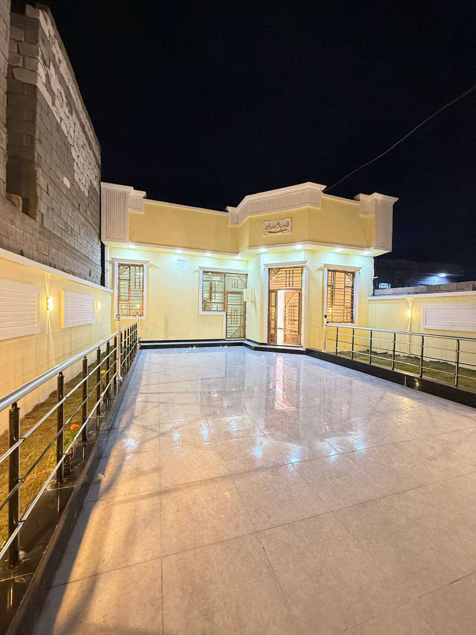 #اسعد_الله_اوقاتكم_بكل_خير⁉️👋🏼
***********
دار سكن للبيع بناء 2025

#المساحه 300 متر  عن التبليط 30 متر 

#جنس_العقار :: طابو ملك صرف زراعي باسم عراقي سند 25 

#العنوان :: البصره أبي الخصيب قرب المحكمه الجديده
 موقع راقي

#يحتوي البيت على ثلاث ٣ غرف منام كبار
و ديوان
و مطبخ و صاله
و مناور عدد 2
و صحيات داخلي وخارجي  و كراج سياره
ويحتوي على حديقتين 🌲🌲

#البيت جاهز من كلشي تستلم البيت عنده المكاتبه
كامل من مقطوره و كيزر و ماطور
جيب اثاثك و اكعد
و الف عافيه الي ياخذه

جميع الخدمات متوفره ماء كهرباء  
#السعر (( 130 مليون وبي مجال 
#للاستفسار الاتصال على الهاتف 📳📞
📳***********ابو علي )📳
