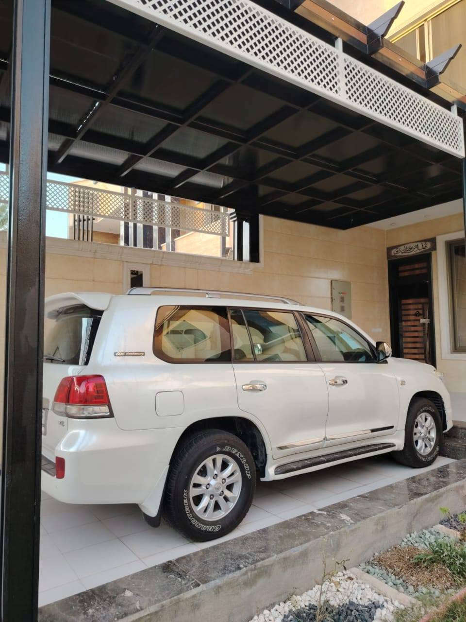 السلام عليكم للبيع لاندكروز موديل 2011 ستينية سيارة جديدة جدآ مكفوله عفاله عامه رقم بغداد بسمي ماشيه 225 السعر 350 وبيه مجال هاتف ***********
