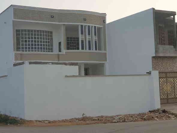 بسم الله
للبيع دار طابو صرف(ركنين) في حي الرفاق 
الدار وجه قبله مجاور مسجد الرشيد 
يتكون الدار من طابقين 
الطابق الأول 
غرفتين( 4×5)
ديوان (4×7)
صاله +مطبخ (4×5)+مجمع صحيات داخل خارج 
ارضيه الدار بورسلين +كراج +حديقة 
الطابق الثاني 
غرفتين +صاله+مجمع صحيات 
ملاحظة/الدار زيرو 
المساحة(350)متر 
السعر على الخاص 
مكتب عقارات الصفا الانبار قضاء حديثة 
الحي العسكري قرب منفذ النواعير او محمد بلنص 
الاستفسار ⤵️
(***********)
(***********)
