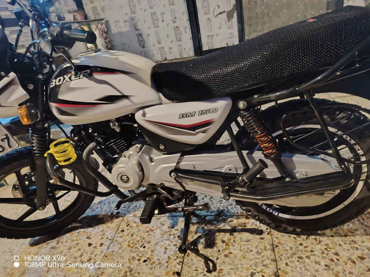 سلام عليكم بوكسر كلاسك للبيع  شرط زيرو محوره صدر جبلي للجماليه موديل 23 كفاله عامه رقم انكليزي تحويل 2 يوم الصوت لاتنقيص لا تبخير لانضوح شلعه معدل تشلع الكاع برغي ممفتوح بيه بيه هورنات سيدان مكاني بغداد حي الجامعه السعر 2500 للاستفسار ‏‪***********‬‏ بياع شراي تخابر
