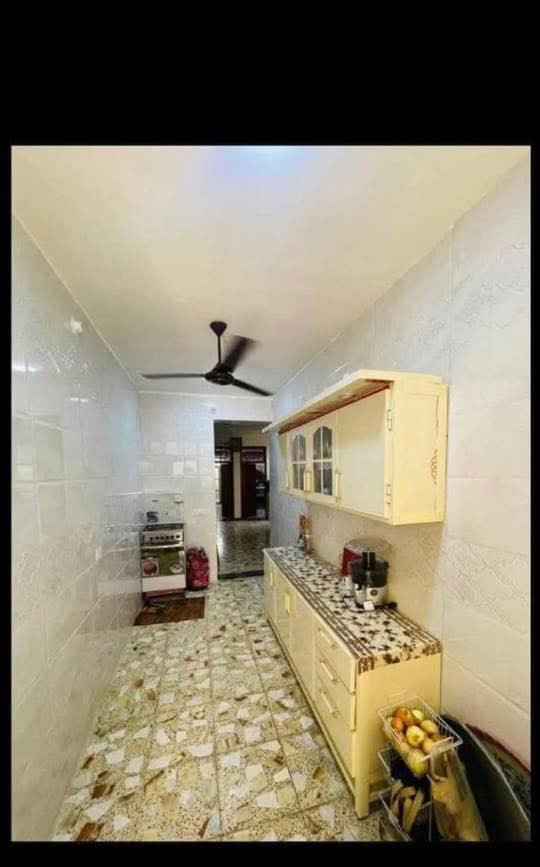 السلام عليكم
بيت للبيع المكان جامع طه شارع سيد مجيد 

المساحه ١٥٠ متر 
بي غرفتين ومطبخ وصاله وستقبال وطرمه 
كامل خدمات مي مجاري كهرباء تبليط 
البيت جديد 

الاستفسار ***********
