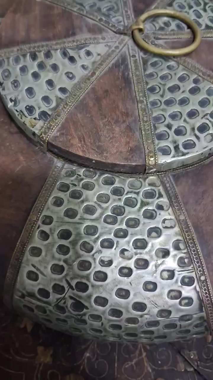 صندوق حفظ تراثي أنتيكا من الخشب والنحاس الأصلي بغطاء مزخرف ✨

كان يُستخدم قديماً لحفظ الخبز أو التمر والمؤونة المنزلية، ويُعتبر اليوم قطعة ديكور شرقي فخمة تضيف طابع تراثي مميز لأي مكان.

قطعة قديمة جميلة بحالة جيدة ومناسبة لهواة الأنتيك والاقتناء.
📩 السعر والاستفسار على الخاص


**إذا كنت صاحب هذا الإعلان وتريد حذفه لأي سبب، رجاءا أرسل رسالة إلى الدعم الفني**