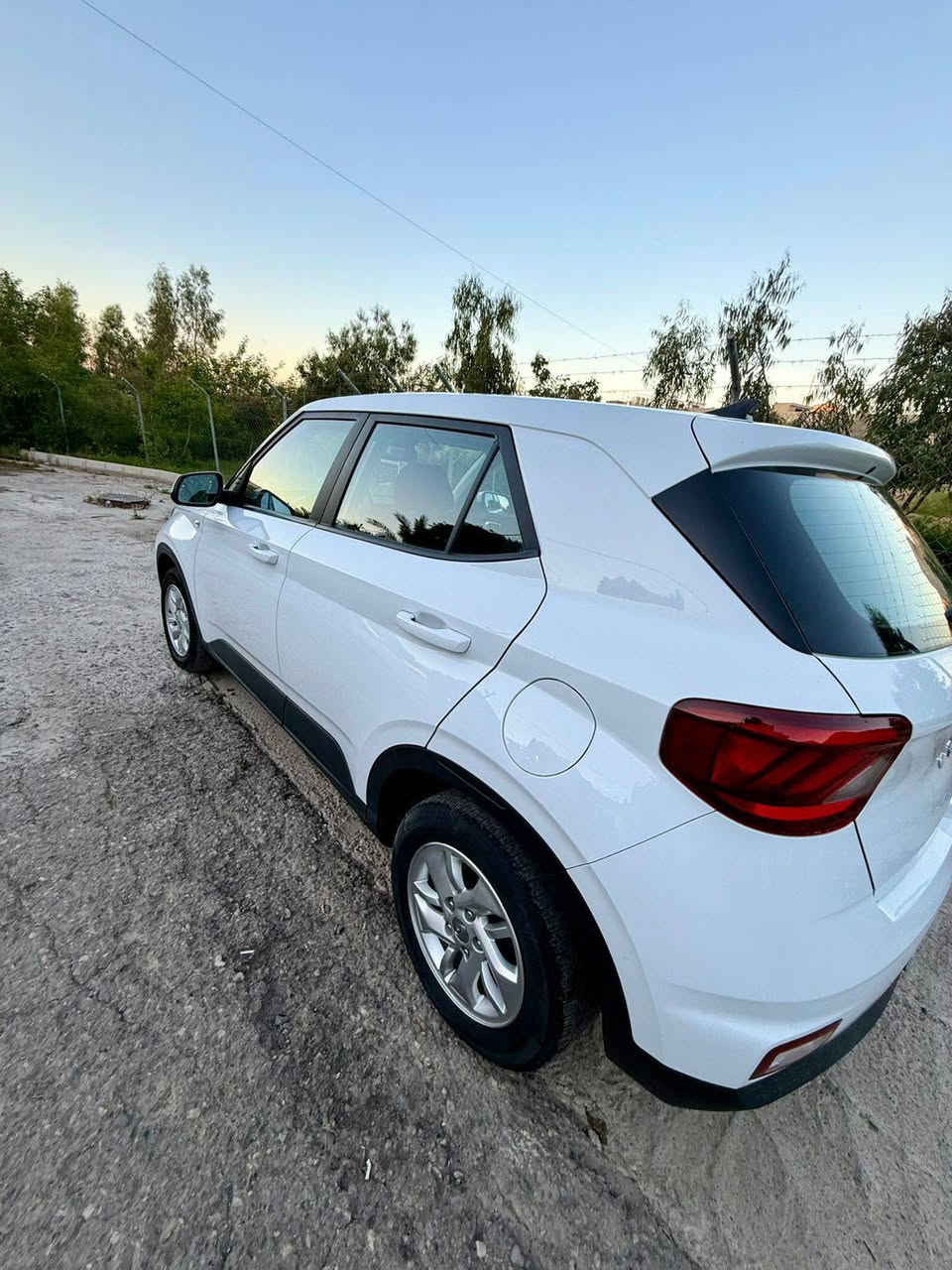 السلام عليكم
🚘 للبيع — Hyundai Venue 2022 SE

✔️ كلين 
✔️ بدون قطرة صبغ
✔️ ماشية 50 ألف كم فقط

المواصفات والأنظمة:

•✅ نظام المحافظة على المسار 
(Lane Keep Assist)
•✅ نظام التحذير من الخروج عن المسار 
(Lane Departure Warning)
•✅ نظام مانع الانزلاق (Traction Control)
•✅ نظام الثبات الإلكتروني (Stability Control)
• ✅ نظام تثبيت السيارة على المرتفعات
 (Hill Hold Control)
• ✅ تنبيه السائق 
 (Driver Attention Warning)
• ✅ نظام ABS للمكابح

📱 تدعم:
• Apple CarPlay
• Android Auto

🎵 4 سماعات
🎛️ تحكمات ستيرن
🔌 منفذ USB
💡 مصابيح أوتوماتيك
🪞 مرايا كهربائية
⛽ اقتصادية جدًا بالوقود
🛞 تايرات 15 إنش
🪑 إمكانية تعديل ارتفاع مقعد السائق

السيارة استخدام مرتب ومريحة جدًا داخل المدينة.

💵 السعر: 140 فقط.
للتواصل و الإستفسار على الرقم 📞 : 
    ***********
