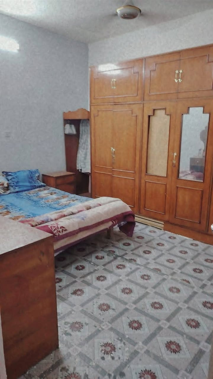 السلام عليكم بسبب الوعود الكذبة اعيد النشر  بيت البيع 150 منطقة الصلاح البزل لاول يم 90 دار بصفحة المدارس البيت يتكون من غرفتين نوم او حولي او ستقبال او مطبخ او صحيات كهرباء ماء مجاري خرجي البيت عوزة بس كاشي وشتايكر غير هذا الشي ماكو بعد كلشي جاهز نضيف بناء جديد السعر 68 او بي مجال قليل  متواجد على الفيس او هذا رقمي ***********
