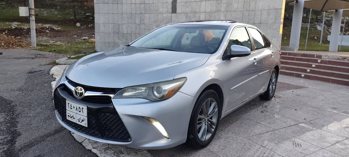 کامری 2015 XSE ڕەنگی سلڤەر
سەیارەکە جوان و بێکێشەیە مواسەفاتی XSE واتا فوول لە م مۆدێلەدا ....
کوشن جڵد وکارەبا وگەرم ناو رەساسی و شامۆ تەبرید مەرکەزی  دوو زۆن شاشە
پێشەوە حاسەو دواوە کامێرا ،سەقف سلاید، لایت حدەس و لید.
سەیارەکە دوو پارچەی بۆیاغە بۆنیت و چەمەری لای سەکن بە جوانی ماوەتەوە سۆنەرم داناوە. 
109مایل ڕۆشتووە گێڕ و مەکینە بە شەرت
 بە ناوی خۆمەوەیە ڕەقەم سلێمانی
ژمارەی مئبایل
*********** رانية, السليمانية
