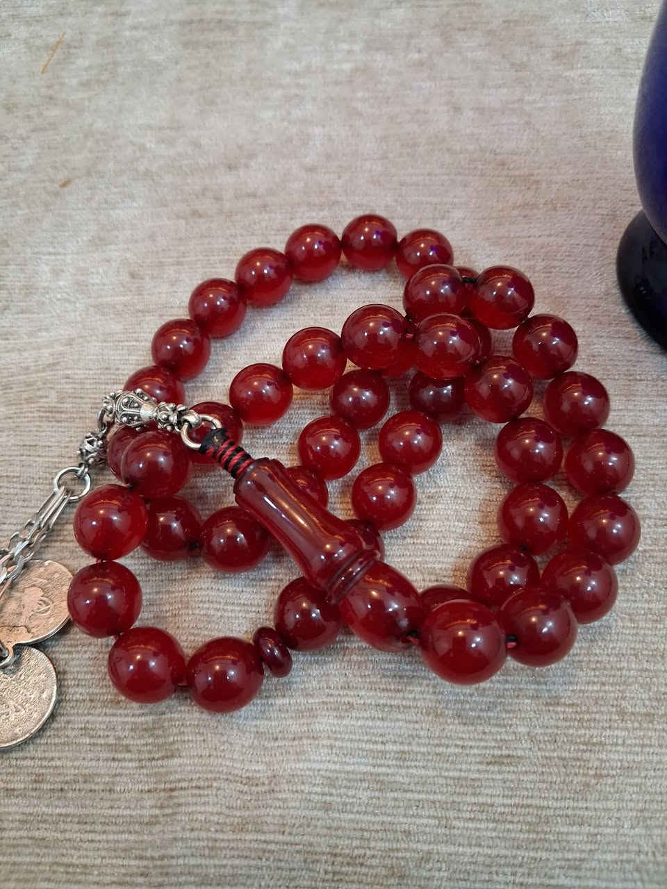 السلام عليكم ورحمة الله.. نرجو من إدارة الصفحة الموقرة الموافقة على النشر مع التقدير.
​جمال الخام الألماني الأصيل وبراعة الخراطة العثمانية الأصيلة والقديمة تجتمع في هذه السبحة المميزة ذات اللون الأحمر الجذاب، والتي تتكون من 45 خرزة متناسقة بوزن إجمالي يبلغ 54 غراماً. ما يميز هذه القطعة هو دقة العمل وعراقة التصميم التي تعكس الذوق الرفيع وفخامة الاقتناء لتكون تحفة فنية فريدة بين يديك. هذه التحفة متوفرة الآن بسعر 100 ألف دينار عراقي، مع توفر خدمة التوصيل لجميع المحافظات بسعر 5 آلاف دينار فقط. للاستفسار والتواصل من بغداد يرجى الاتصال على الرقم ***********، ولمتابعة كل جديدنا يشرفنا انضمامكم لصفحاتنا الرسمية عبر الروابط التالية:
​فيسبوك: https://www.facebook.com/share/17jXouFZ5c/
تيك توك: https://tiktok.com/@mazez.abojafar
