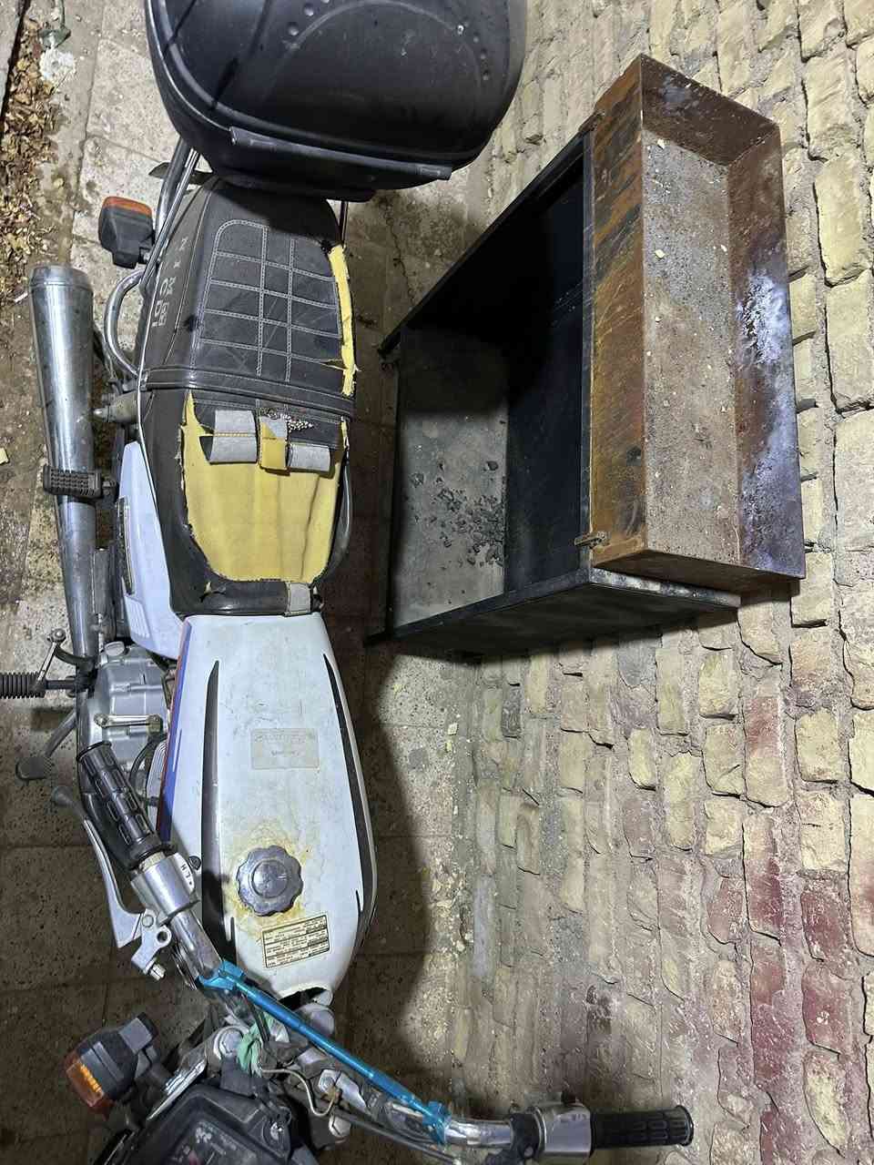 اربعه كير نامه 21
دراجه شغاله ومناقصها برغي 

من الدوام للبيت دراجه اصليه 

مكينه شلامجه بوري رفيع يعني 

سعر مليون وبيها مجال 

عنوان واسط كوت 

***********
