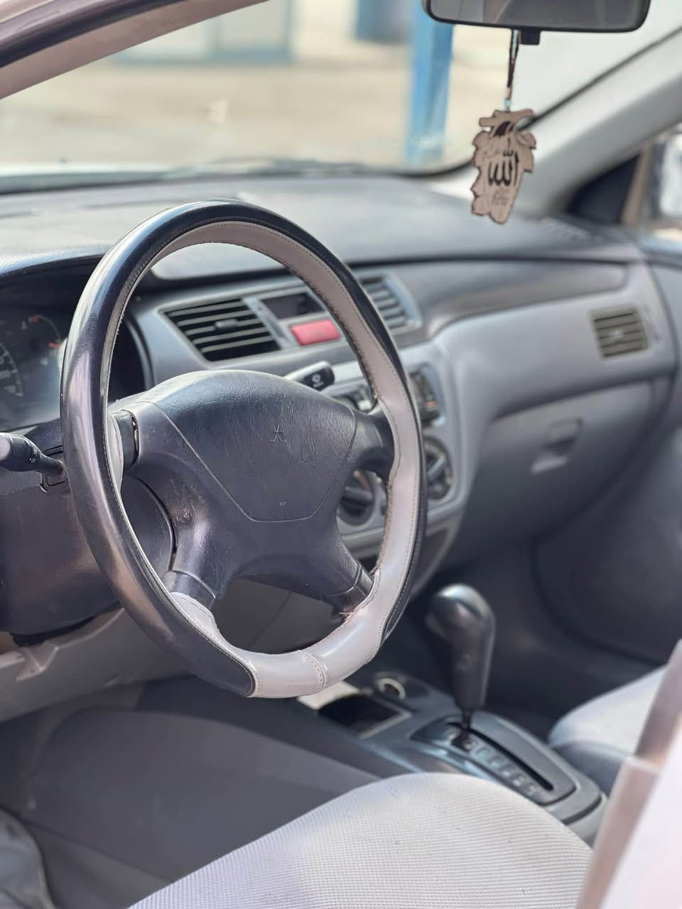 سلام و علیکم برایان 
لانسەر ٢٠٠٦ سلفەر
سەیارەکە توند و تۆرە بێ لێدرانە 
یەک دینار مەسرەفی نیە گێر تۆماتیکی مەکینە گەورەیە 
٣ پارچەی بەس کاڵ بوویتەوە بە شەرتی فەحس و دار و بەرد 
موشتەری تەلەفۆن بکە بەس رەقەم کرایتەوە 

***********
سەیارەکە لە هەولێرە زۆر خاوێن و بێ مەسرەفە أربيل, العراق
