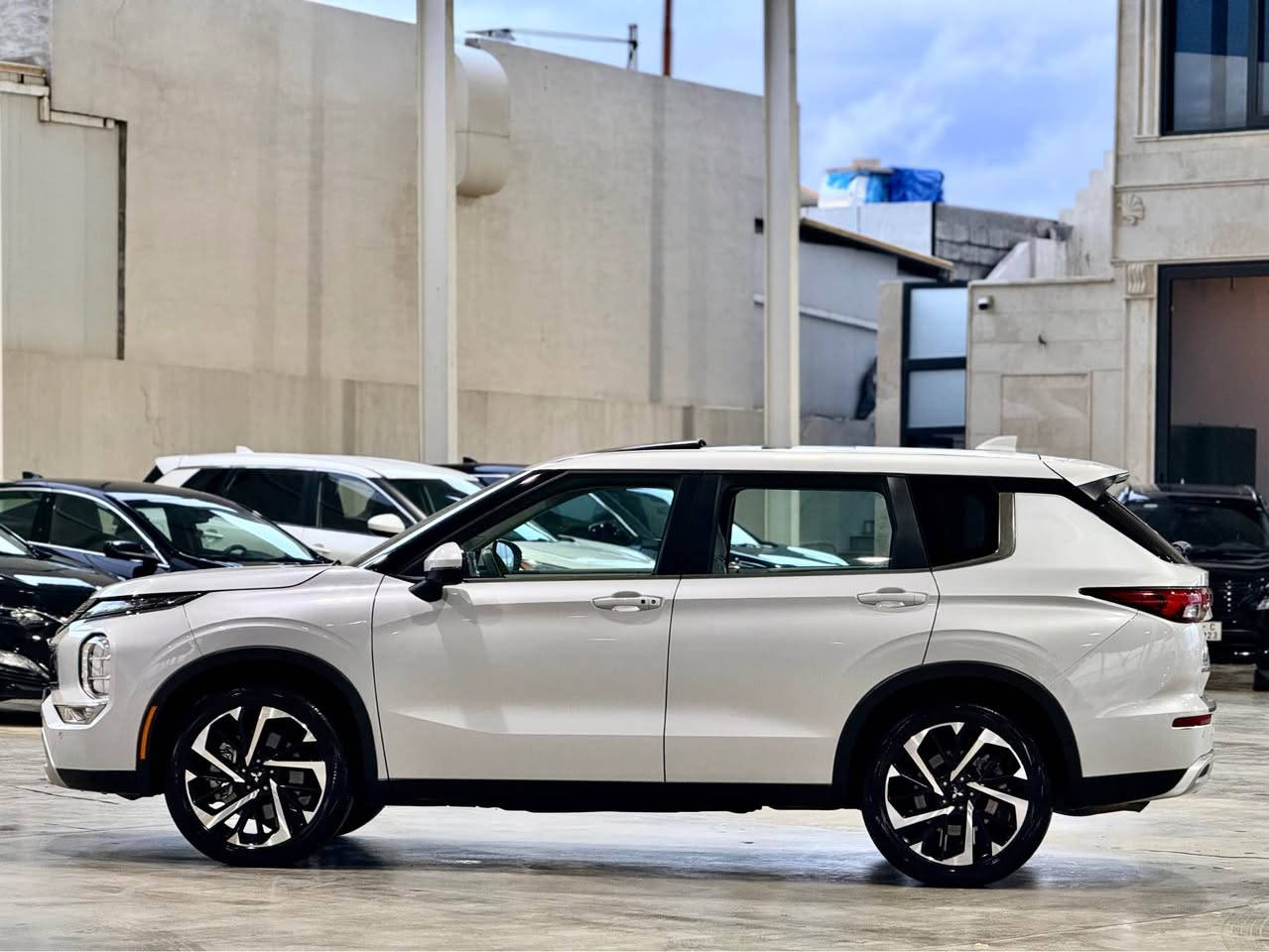 mitsubishi outlander 2024 se 
ئۆتلاندر ٢٠٢٤ 4X4 
مواسەفات // دەبڵ ئەکسل
٧٠٠٠ كم ڕۆیشتووە  
پانۆراما ... جلد ناو سپی .. ٥ کامێرا .. سنوق شەفت 
ڕادار ٣٦٠ ... کوشن گەرم .. کوشن کارەبا .. ٧ نەفەری 
شاشە دجیتاڵ .. زۆر موسەفاتی تر.... 
٢ پارچە بۆیاخ بێ ناوگرتن .. ئەرباک سوکان تەقیەوە 
سیستەم کراوە .. بۆنیت .. چاملغ 
نرخی // ١٩٨ وەرەقە خوا هەموو بازاڕ 
شوێن // سليمانی .. 
***********
***********
«»«»«»«»«»«»«»««»«««»«««»«»»»«»«»«»
                   mitsubishi outlander 2024 se 
ئوتلاندر ٢٠٢٤ / فور ويل 
مواسفات // فول واحد على واحد 
٧٠٠٠ كم ماشية 
بانوراما .. جلد داخل ابيض.. ٥ كاميرا... صندوق شفت
رادار ٣٦٠ .. كشن تدفئه .. كشن كهربا .. ٧ راكب 
الشاشة دجيتال .. هواى المواصفات بى 
٢ قطعة صبغ بدون دواخل.. بونيت .. جاملغ 
السعر // ١٩٨ ورقة هذا السعر جوة سوق 
المكان // السليمانية 
***********
*********** السليمانية, العراق

