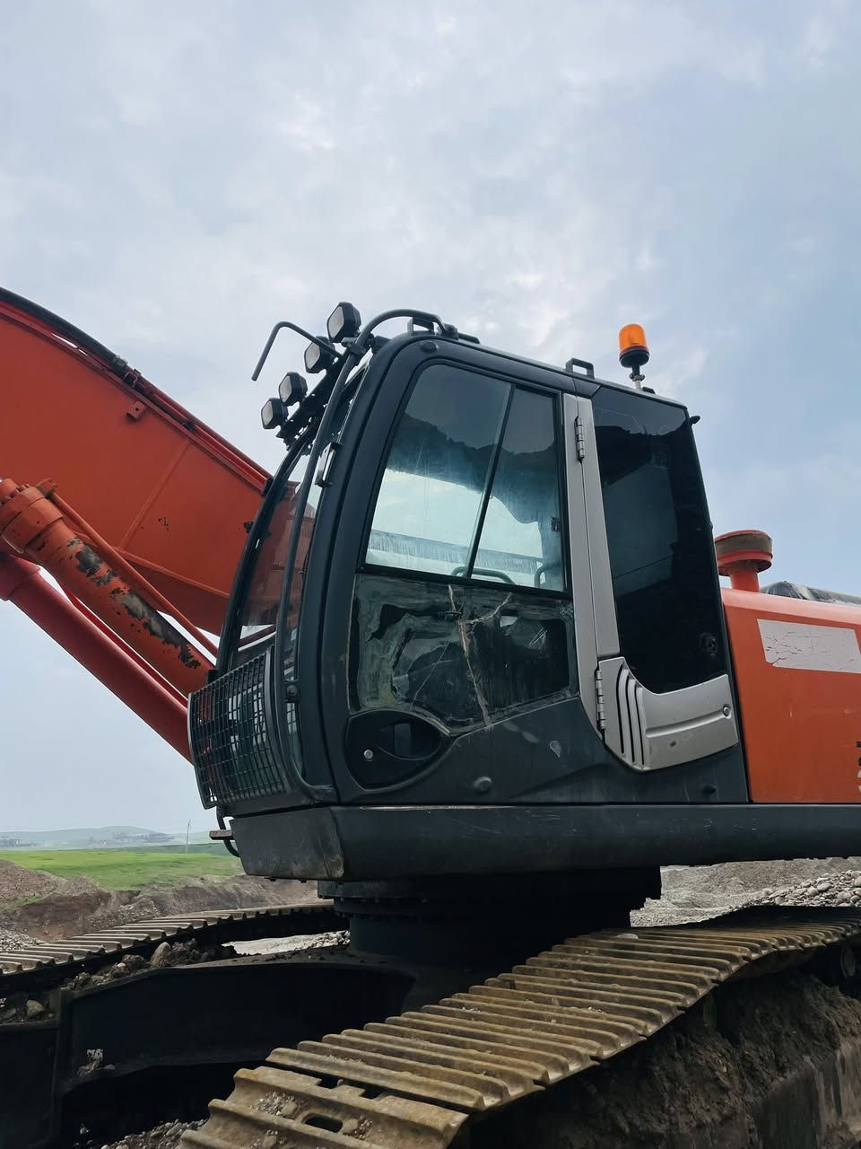 حفارة هيتاشي حجم 350ZX انجكتر 2011اربيل شرط من كلشي للاستفسار     ***********..***********
