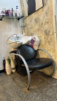 مغسله شعر للبيع فقط المقعد يحتاج تثبيت ال١٠٠ الف مكانها بغداد القادسيه...