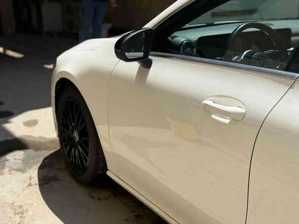 للبيع – مرسيدس CLA 250 
موديل 2020
اللون أبيض لؤلؤي والداخلية بيج فخم 🤍

المواصفات:
 • محرك 2.0 تيربو اقتصادي وقوي بنفس الوقت 
 • كير أوتوماتيك 7 غيارات
 • شاشة مزدوجة (عدادات رقمية + نظام ترفيهي MBUX)
 • تحكم كامل من الستيرنغ 
 • كاميرا خلفية
 • فتحة بانوراما
 • إضاءة داخلية LED بعدة ألوان
 • كراسي جلد كهربائية ويا ذاكرة
 • مساج
 • بصمة تشغيل
 • جناح خلفي رياضي
 • رنكات AMG مقاس 18 🖤

📍 مكان السيارة: بغداد 

السيارة نظيفة جداً، فحص كامل، بدون مشاكل ميكانيكية

📞 المهتم يتواصل على الرقم

*********** بغداد
