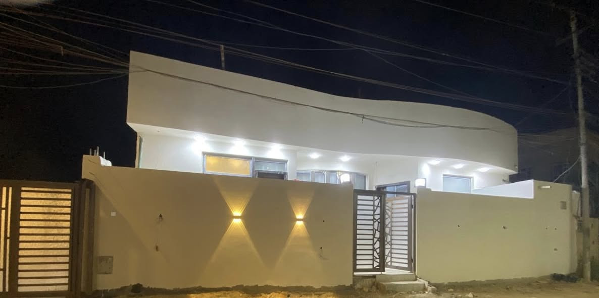منزل للبيع طابو ٢٥ مساحة ٣٢٠ متر في البصرة السنيدية سكة العون مساحة البناء ٢٢٠ متر حديقة ١٠٠ متر يحتوي على غرف نوم عدد ٤ المساحة ٥*٤.٥ وصالة واستقبال خارجي معزول وحمامات عدد ٢ وغرفة للخزن في الطابق الاول بناء ب افضل انواع المواد من الطابوق والكهرباء والمياه والمجاري كم يحتوي ع كراج لسيارة واحدة وحديقة على شارع مقرنص يبعد عن الشارع العام ٦٠ متر للاستفسار اكثر التواصل ع الرقم.            ‭٠٧٨٣ ٢٨٣ ٨٣٩٤‬
