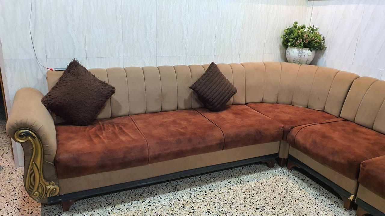هذا الديوان للبيع السعر ٣٠٠ خشب جام وليس ابلوك طوله الضلع الأول ٢٦٦سم والجهة الثانية ٢٨٦ سم للتواصل مع هذا الرقم *********** المنطقة حي السكر في الموصل ...
