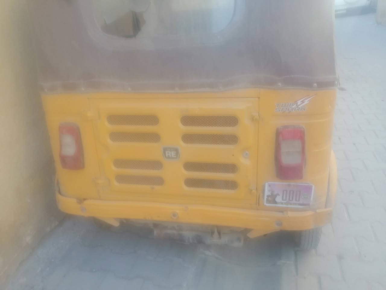 سلام عليكم تكتك للبيع موديل ١٩ نضيفه حلوه بس بيه تنقيص مرقمه السعر ٥ و٧٠٠ مكانب بغداد حي أور خلبر عل رقم وتدلل ***********
