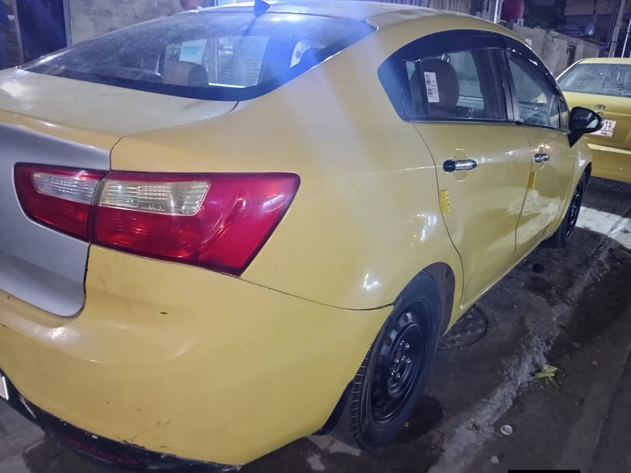 كيا ريو خليجي محرك دوش 1600 تبريد شغال 
كير و محرك جدد حاويه بدون تباديل وتصليح 
فقط البنيد موضح بالصورة موديل 2013 
السعر 69 مكان السياره بغداد رقم انكليزي بغداد 
وكل شي واضح كدامك شرط التحويل 
***********
