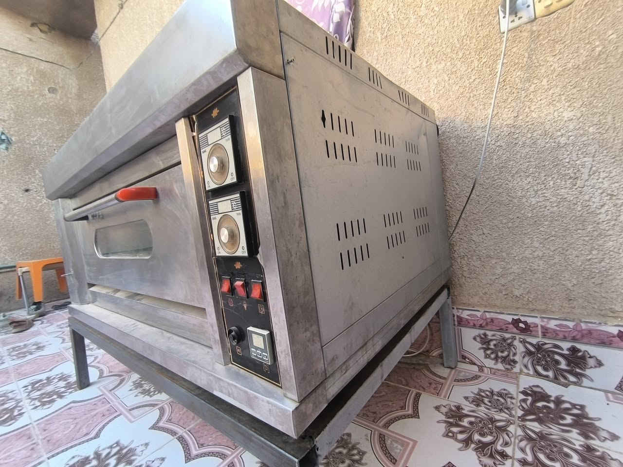 سلام عليكم 
فرن للبيع 
فرن كهربائي غازي نضيف و مستخدم قليل سعر 600 و بي مجال المكان واسط كوت المركز 
للتواصل عبر رقم الهاتف ***********
