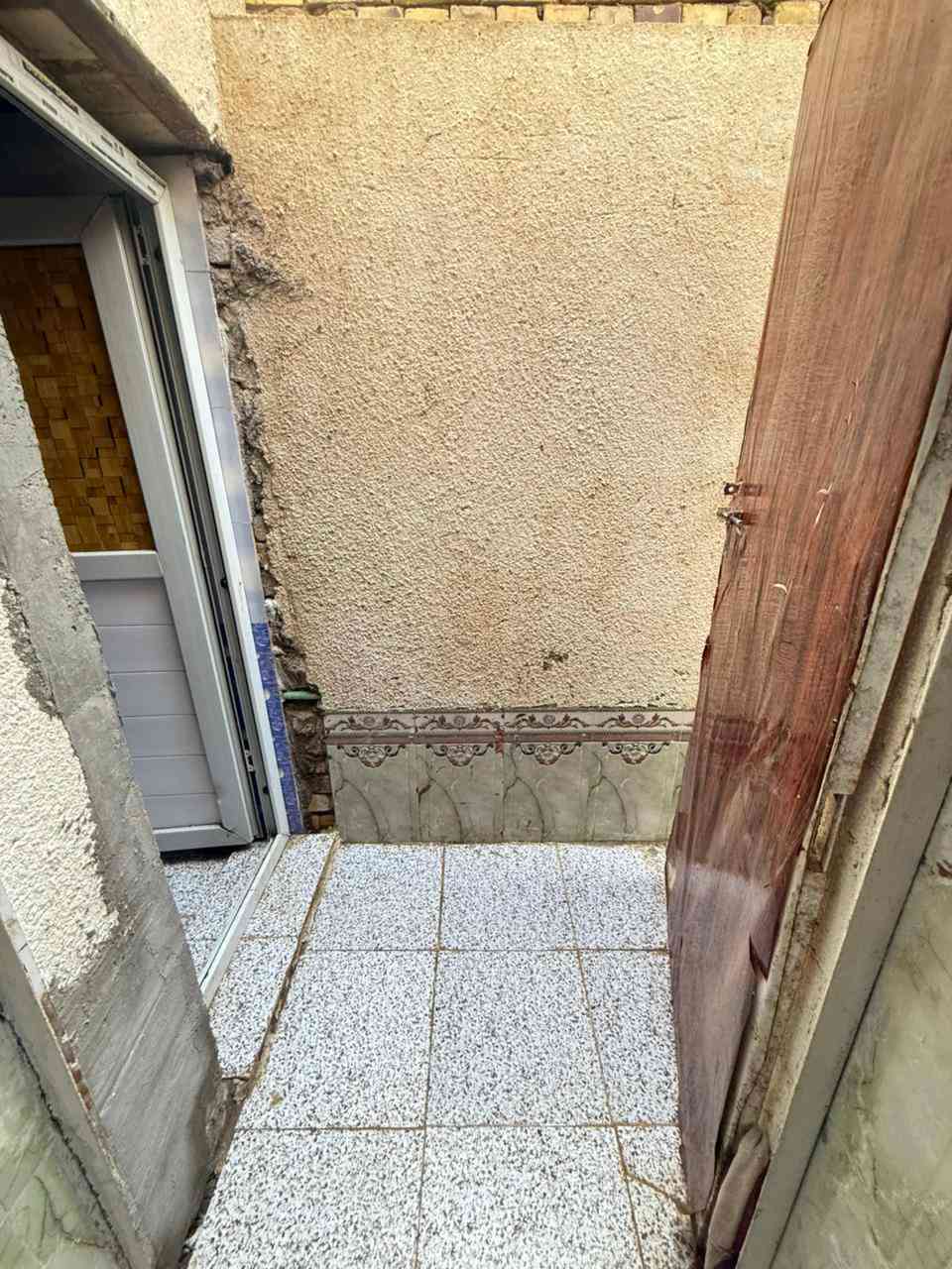 السلام عليكم بيت زراعي للبيع بناء حديث 220متر يتكومن من طرمة وستقبال خارجي ومطبخ وهول وغرفتين ومناور ثنين وصحيات داخلية وخارجية وحمام داخلي بيت مرتب جاهز للسكن وعالي عن الشارع مكان البيت //حي الشهداء قرب اسووق فاهم مقابيل بيت كرار ال حربي //السعر 35//وبي مجال للشراي //***********//اتصل ومتواجد خاص
