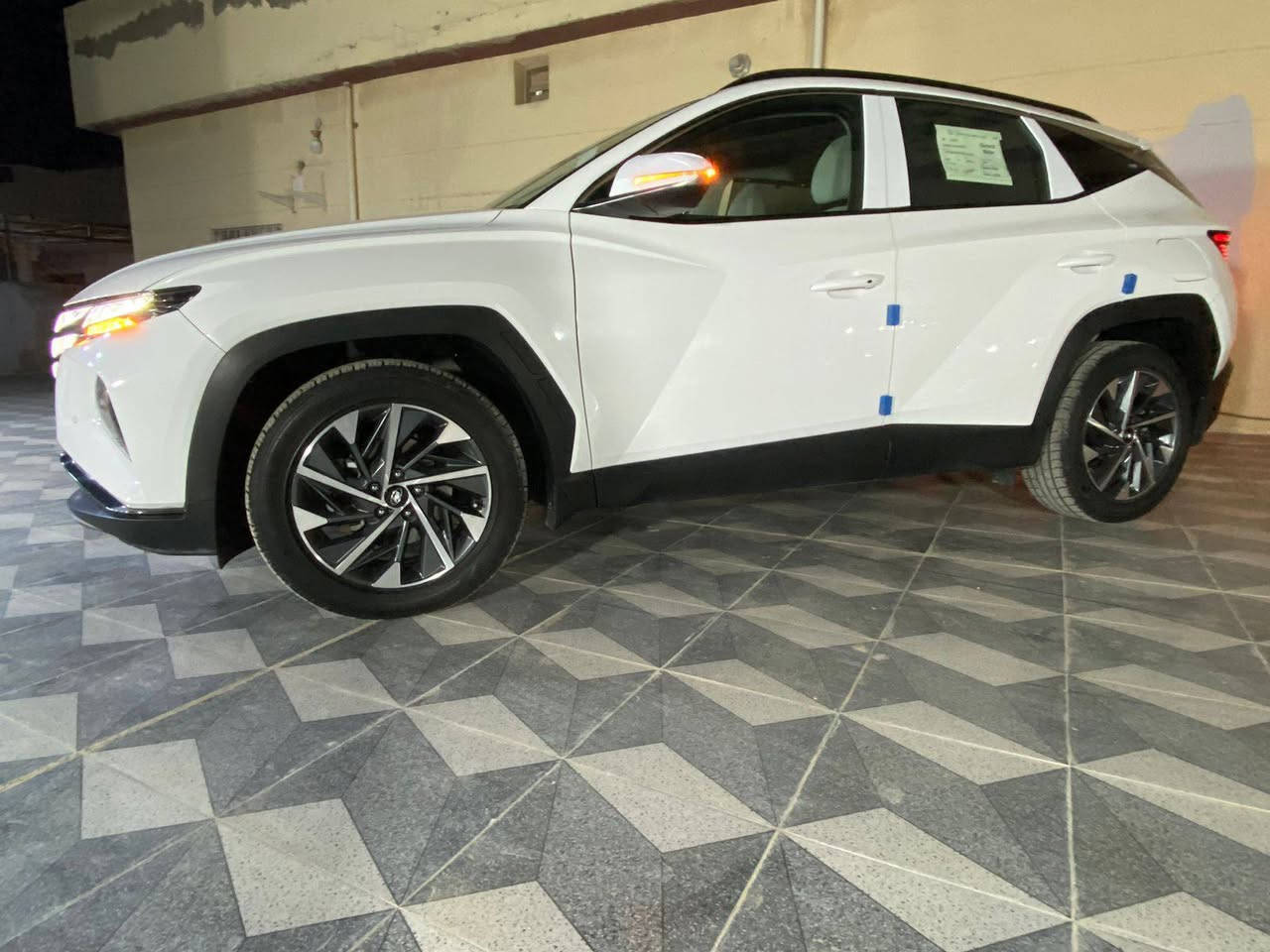 هونداي توسان   2023 خليجي 

ماشيه 40  الف فقط جديده بمعنى الكلمه

سونار جديد موجود بلمنشور  

رقم أربيل جديد  

تحويل وكاله موجود  

سياره مكفوله لا صبغ ولا بارد 

سياره بحالت زيروو بمعنى الكلمه 

  اليكم التفاصيل الآتية فول موصفات 

 حجم المحرك 2.0L 

 مفتاح التشغيل بصمة 

 تشغيل عن بعد 

سايد بريك بصمه 

 اريل نفكيتر 

حساسات أمامية 

حساسات خلفية

لايت زينون + LED 

 كشافات 

 بك لايت LED 

 دخول بصمة ذكي 

 ويل كب 18

 4 دسك

 حساسات ضغط الاطارات 

 اشارة في المرايا الجانبية 

 المرايا قابلة للطي كهرباء 

 ماسحة خلفية 

عدد AIR BAG 2

 هاند بريك بصمة 

 ا ABS 

 دشبول شاشة ديجيتال 

 شاشة Apple Car play 

 كاميرا دوارة 

 مقود جلد حياكة 

 مثبت السرعة Cruise 

 المودات والاوامر الصوتية 

 ا Bluetooth / USB 

شاحن هاتف Wireless 

مخرج منفذ الطاقة 

فحص نظام السيارة 

تتسع المقصورة ل 5 ركاب 

حركة المقاعد الأمامية كهرباء 

تجاوي 5 متحركة 

 نظام الايزو فكس ISOFIX

 قطعتين تبريد  

 أوضاع القيادة Drive Mode 

 ا ECO / NORMAL / SPORT 

 أوتو هولد Auto Hold 

 نظام مانع الانزلاق 

 نظام نزول المنحدرات 

حاملات الأكواب عدد 8

 بردات أبواب خلفية 

 بردة خلفية 

 بردة خلفية 

السعر 218  بيها مجال 

رقمي *********** 

مكاني واسط العزيزيه
