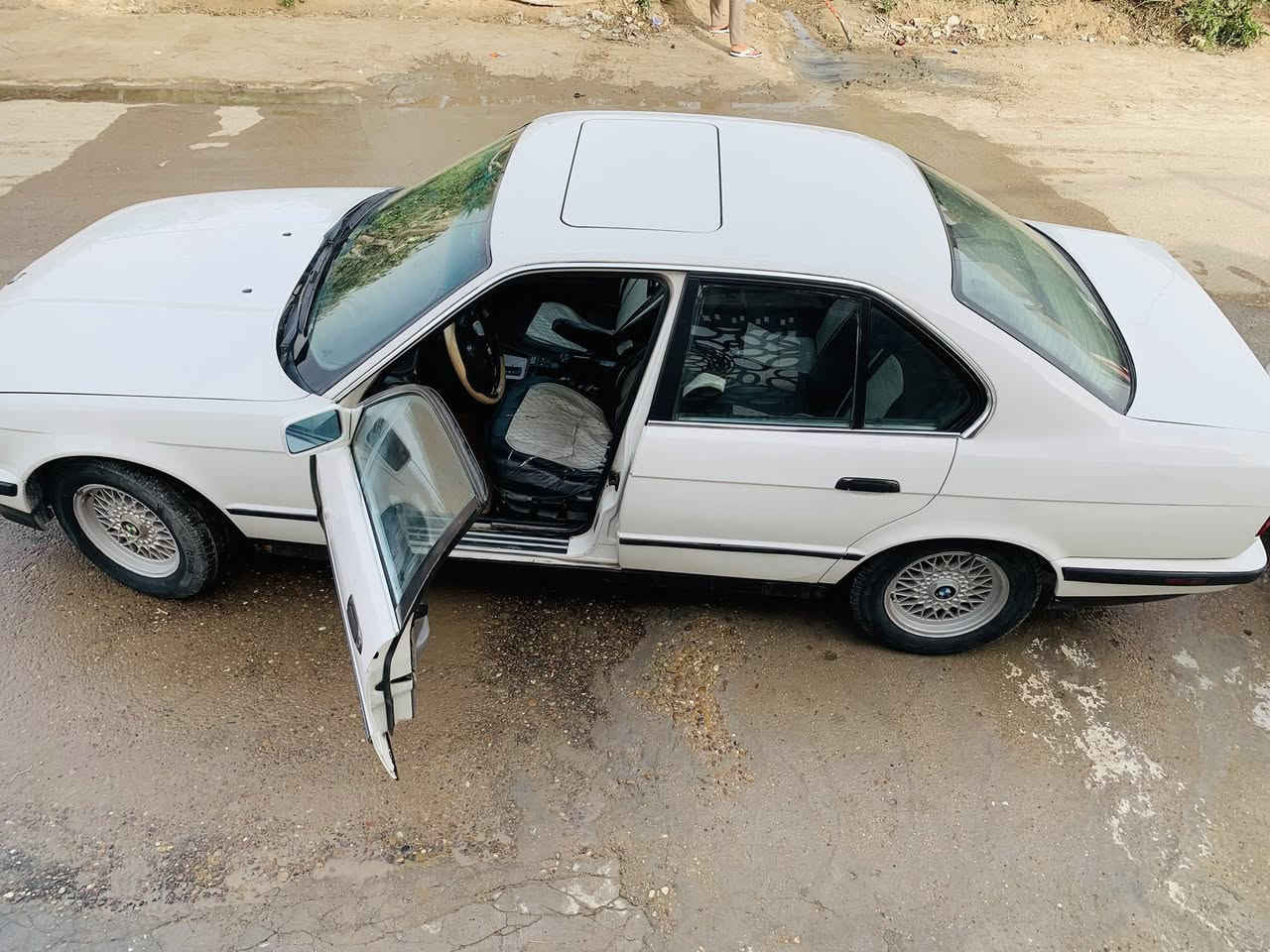 السلام عليكمBMW للبيع فقط موديل ١٩٩٣ اصل 530iمكينه 35 كهربائيات شغالة كير اوتو مكينه وكير خير من الله تبريد ثلج رقم انبار موقع السيارة بابل تحويل مباشر السعر {٥٥} للتواصل ***********
