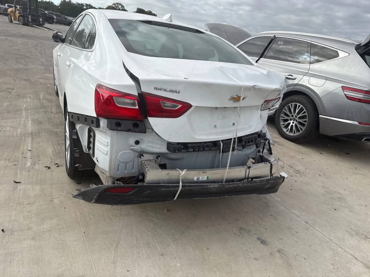 السلام عليكم 
ماليبو 2025 lt 
السيارة حاليا بجبل علي توصل ام قصر ١٠-١ 
السعر مطروحة بلبصرة 70 ورقه وماكو ٢٥ بهيج سعر 
للاستفسار ***********
