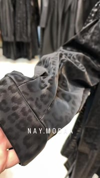 ترانشكوت جلد • بلوز صوف • بنطلون جينز