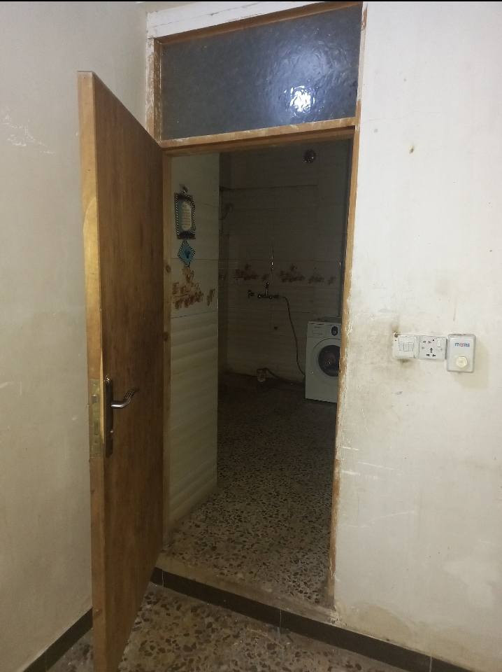 السلام عليكم طابق ثاني غرفة وستقبال ومطبخ درج معزول نت ويا البيت كهرباء ومي وحد قرب مدرسة ***********
