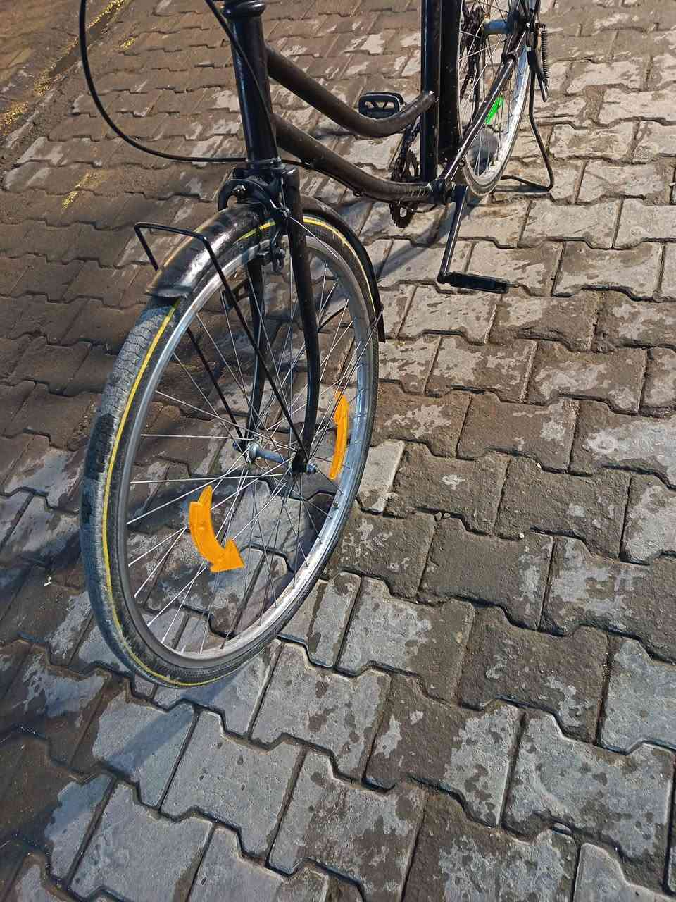 السلام عليكم بايسكل للبيع حجم 26 بايسكل نظيف بس مصبوغ فقط السعر 40قفل العنوان الحريه الثانيه رقم ***********
