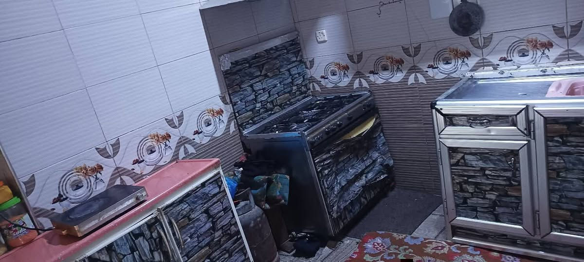 بيت للبيع.  مستعجلين ع بيعته مساحه 150 متر يحتوي علئ 3غرف   وصاله واستقبال وحمام وتواليت داخلي وخارجي مكشوفات 2. البيت كامل من كلشي كهرباء وماي مكان كوفه دور الحوزه.سعر 30 وبي مجال   للاستفسار اكثر اتصلو ع رقم ***********
