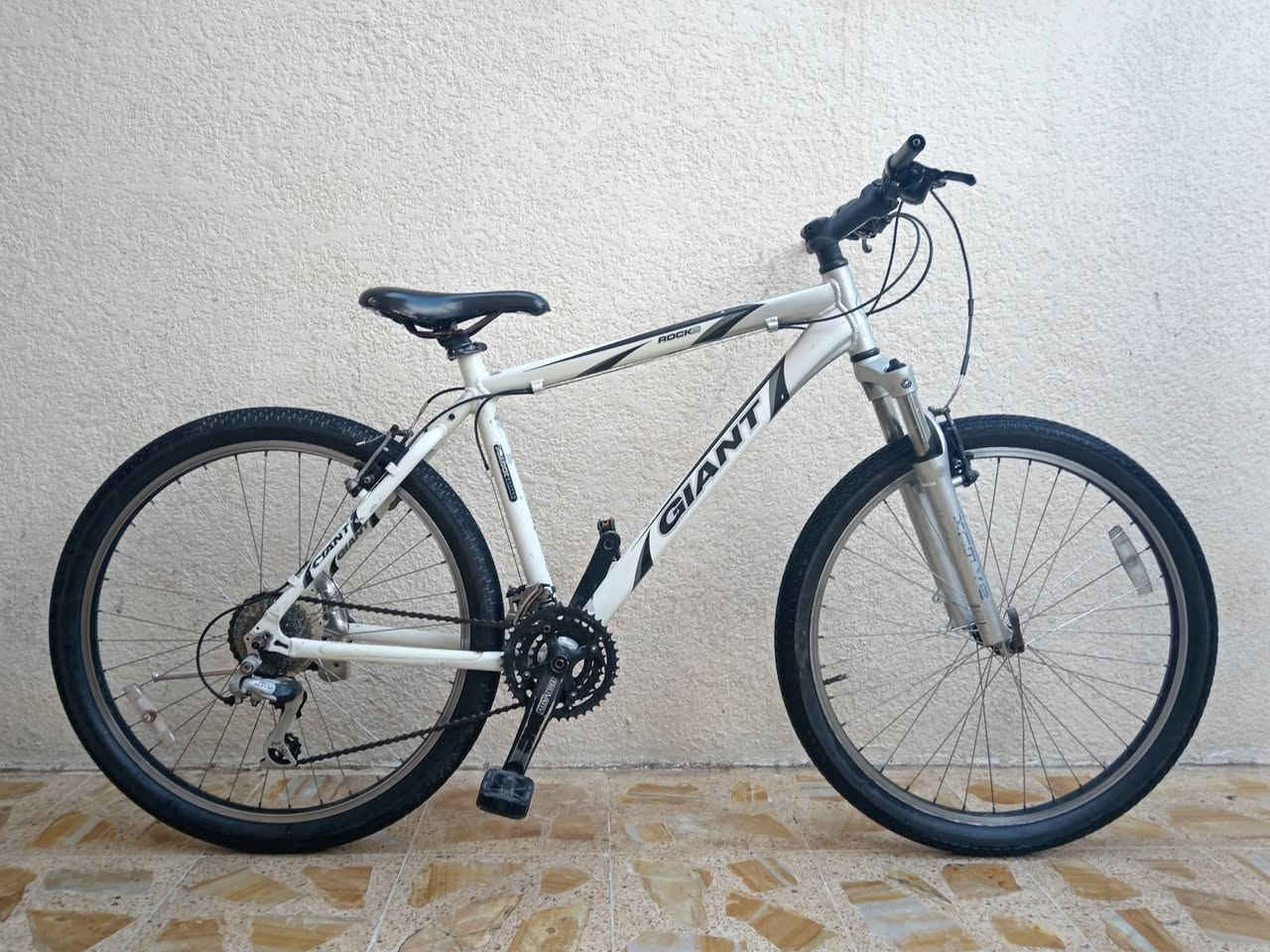 السلام عليكم
باسكل GIANT

حجم 26

كير 8 نمر شيمانو ومن قدام 3

دبلات دهن فول شغال

بريكات  وره وقدام شغالين

تايرات جدد مستخدمه قليل

والاغراض الي شايلها من باسكل موجوده بالصور

اعلى سعر بيع

للتواصل خاص على هذا الحساب


**إذا كنت صاحب هذا الإعلان وتريد حذفه لأي سبب، رجاءا أرسل رسالة إلى الدعم الفني**