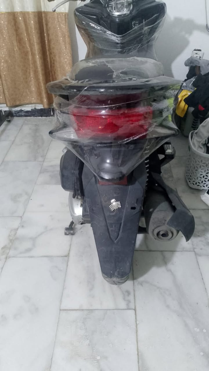 سلام عليكم دراجه Pcxجيل ثاني للبيع دراجه نضيفه بيها نواقص بصيطهً سعر ١٠ ونص وبيها مجال الستفسار الرقم *********** بغداد العنوان
