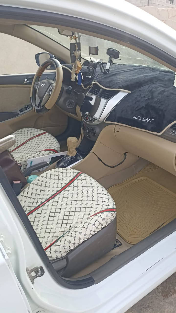 سلام عليكم اكسنت 2013 رقم انبارالجديد فول مواصفات  محرك 1600 لايت عدسه ثلجي فتحه اشاير بل مري مكفوله عداى بارد بجاملق الأمامي السونار مرفق مع الصور السعر 110$ وبيها مجال العنوان الرمادي /*********** غير متواجد عل فيس
