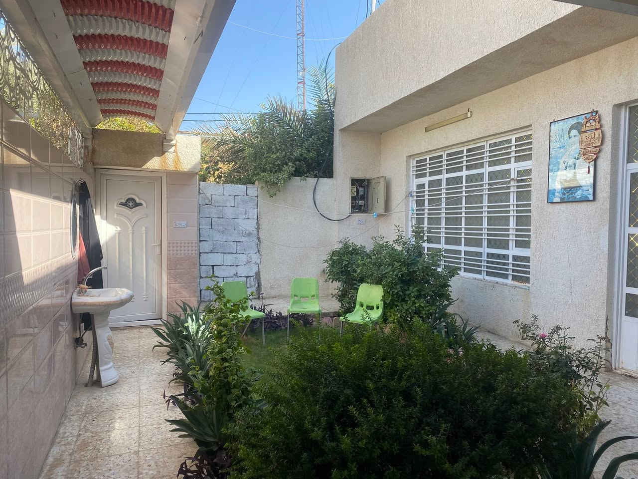 السلام وعليكم 
البيت 200 متر طابو زراعي سند 25 
حي المهندسين اول فرع قريب شارع 
يتكون من غرفتين نوم وصاله ومطبخ واستقبال 
استفسار اكثر مع صاحب دار ***********
