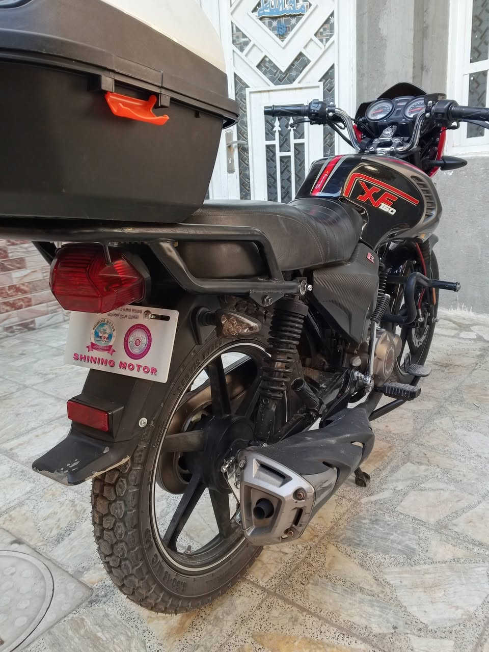 شاينك 2025 كفالة عامة 
ماشي 15 الف مكينة 150 مامفتوحة ناعمة 
تايرتها جدد كهربائيات كلها شغالة مناقصها شي
سعرها 1050 وبيها مجال 
مكاني بغداد الغزاليه شارع الضغط 
***********
