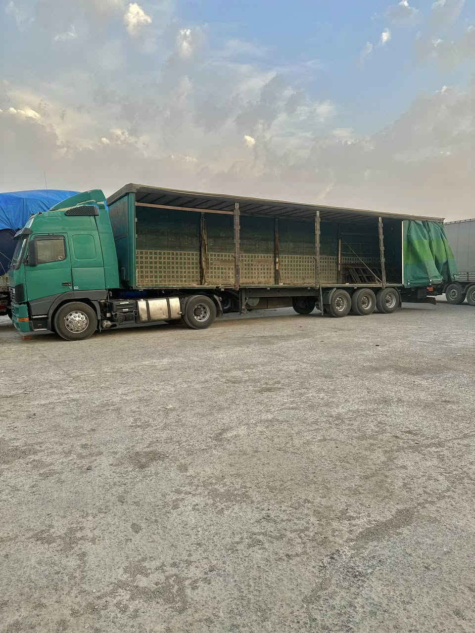 السلام عليكم لبيع فالفو موديل 2000 كير محرك شاصي كفاله عامه تخم تاير من الرأس للعربانه حجم420 تبريد ثلج كهربائيات كله شغال سياره خير من الله سنويه نافذه صارلهه سنه رقم إنكليزي باسمي تحويل مباشر للاستفسار اتصل ( ***********)

