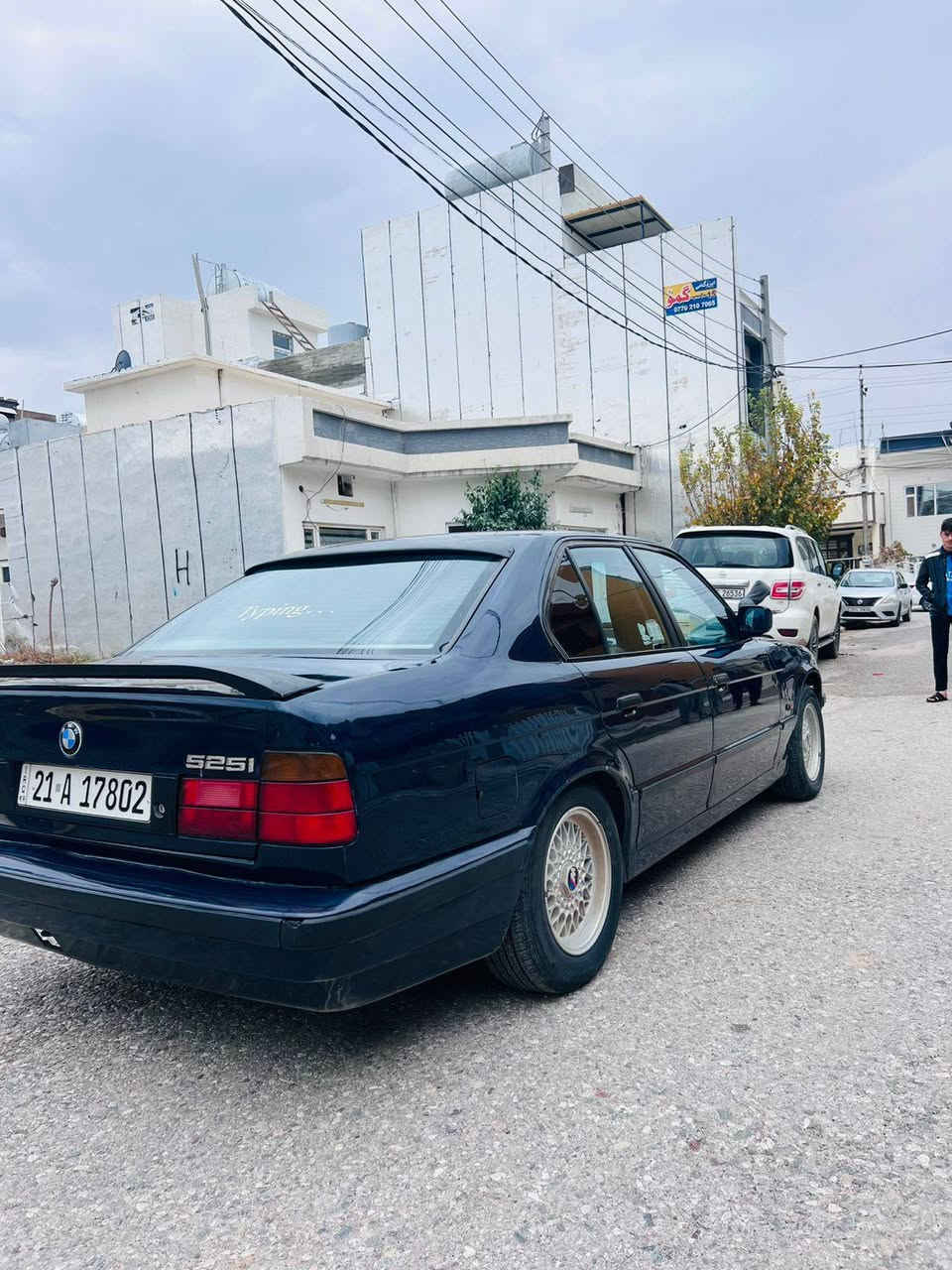 السلام عليكم للبيع بي ام 525 اصل  موديل 1990   ، محرك كبس كير اوتوماتيك كير محرك بشرط فوول مواصفات عدا سلايت تبريد تلج شغال قطعتين غرفة حلوة كشنات. 4.جام كهرباء تخم تاير جديد حدادية امامي خلفي جديد  بارحه بدلت هايدرو ليك كير شرط بدون نواقص سنتر لوك سيارة مصبوغة عام بدون ضربة فقط شبر بارد بيها جاملغ خلفي بدون دواخل شواصي و بجم مكفول شرط و سيارة بلحقيقة احلى من صور ولسيارة رقم سليمانيه رقم و سنويه جديد لحد 2028 تحويل و غرامه بشرط ثاني يوم تحول بسمك سيارة موجودة في كركوك للاستفسار ازيد اتصل تدلل*********** كركوك, العراق
