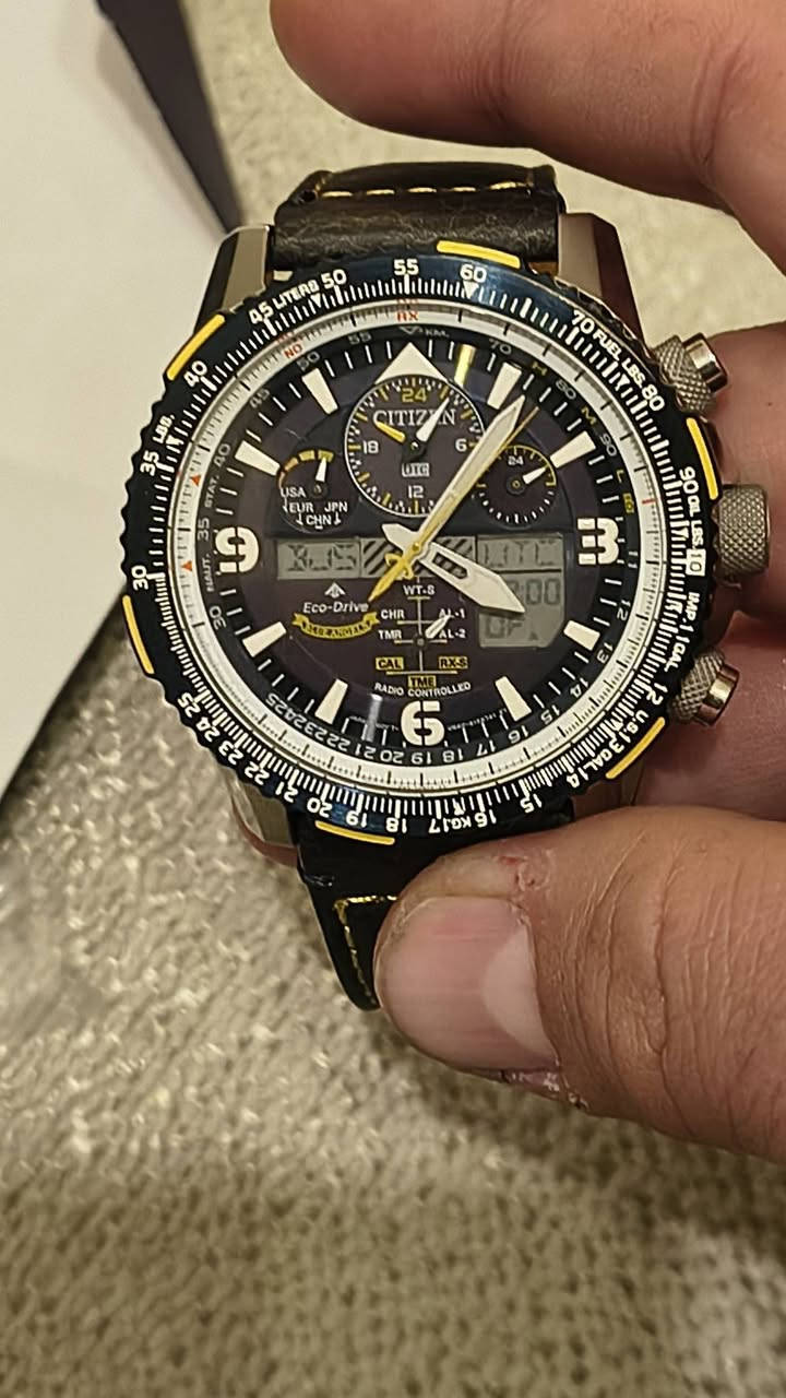 للبيع ساعة ستزن بلو انجل
ستزن موديل U 680 .جديد غير مستخدم .
السعر 500 دولار
المواصفات
ساعة سيتيزن بروماستر بلو أنجل U680 هي واحدة من أشهر ساعات الطيران الاحترافية من سيتيزن، وتتميز بأنها تعمل بتقنية Eco‑Drive التي تعتمد على الطاقة الضوئية ولا تحتاج إلى بطارية تقليدية. الحركة الداخلية هي U680، وهي حركة متقدمة تدعم استقبال إشارات الاقمار الراديوية لضبط الوقت تلقائياً بدقة عالية في عدة مناطق حول العالم.
التفاصيل الكاملة للمواصفات:
تعمل بالطاقة الشمسية عبر تقنية Eco‑Drive مع احتياطي طاقة طويل الأمد.
مزودة بنظام Atomic Timekeeping لاستقبال إشارات الراديو وضبط الوقت تلقائياً في الولايات المتحدة، أوروبا، اليابان، والصين٫ والشرق الاوسط .
تدعم التوقيت العالمي لـ 43 مدينة بالإضافة إلى توقيت UTC.
تحتوي على كرونوغراف بدقة 1/100 ثانية يمكنه القياس حتى 24 ساعة.
مزودة بمؤقت عد تنازلي وتقويم دائم لا يحتاج إلى تعديل حتى نهاية القرن.
تعرض الوقت عبر مزيج من العقارب التقليدية مع شاشات رقمية مزدوجة لزيادة وضوح المعلومات.
مؤشر احتياطي الطاقة يظهر على المينا لمتابعة حالة الشحن.
مقاومة للماء حتى 200 متر، مما يجعلها مناسبة للسباحة والغوص .
الهيكل مصنوع من الفولاذ المقاوم للصدأ مع زجاج سافاير كريستال مقاوم للخدش.
الحزام متوفر إما من الفولاذ المقاوم للصدأ او الجلد .
تصميم خاص مستوحى من فريق الاستعراض الجوي الأمريكي Blue Angels، بألوان الأزرق والأصفر مع شعار الفريق محفور على خلفية الساعة.


**إذا كنت صاحب هذا الإعلان وتريد حذفه لأي سبب، رجاءا أرسل رسالة إلى الدعم الفني**
