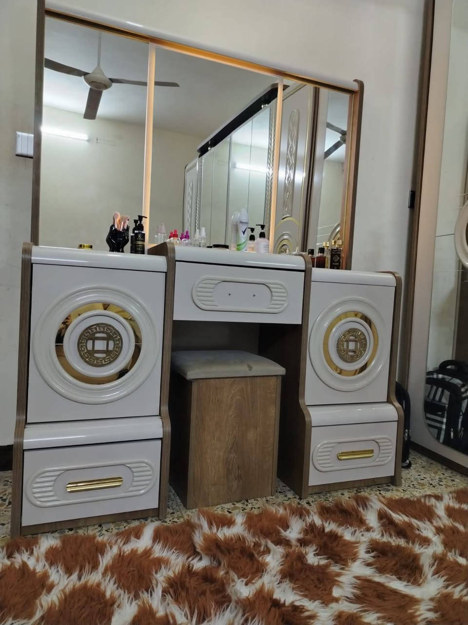 سلام عليكم
غرف نوم تركي ضخمه ١١ قطعه 
نضافه ٩٠ البيع بيه ضرر قليل 
سعر مليون ٢٥٠ وبيه مجال رقم ***********
