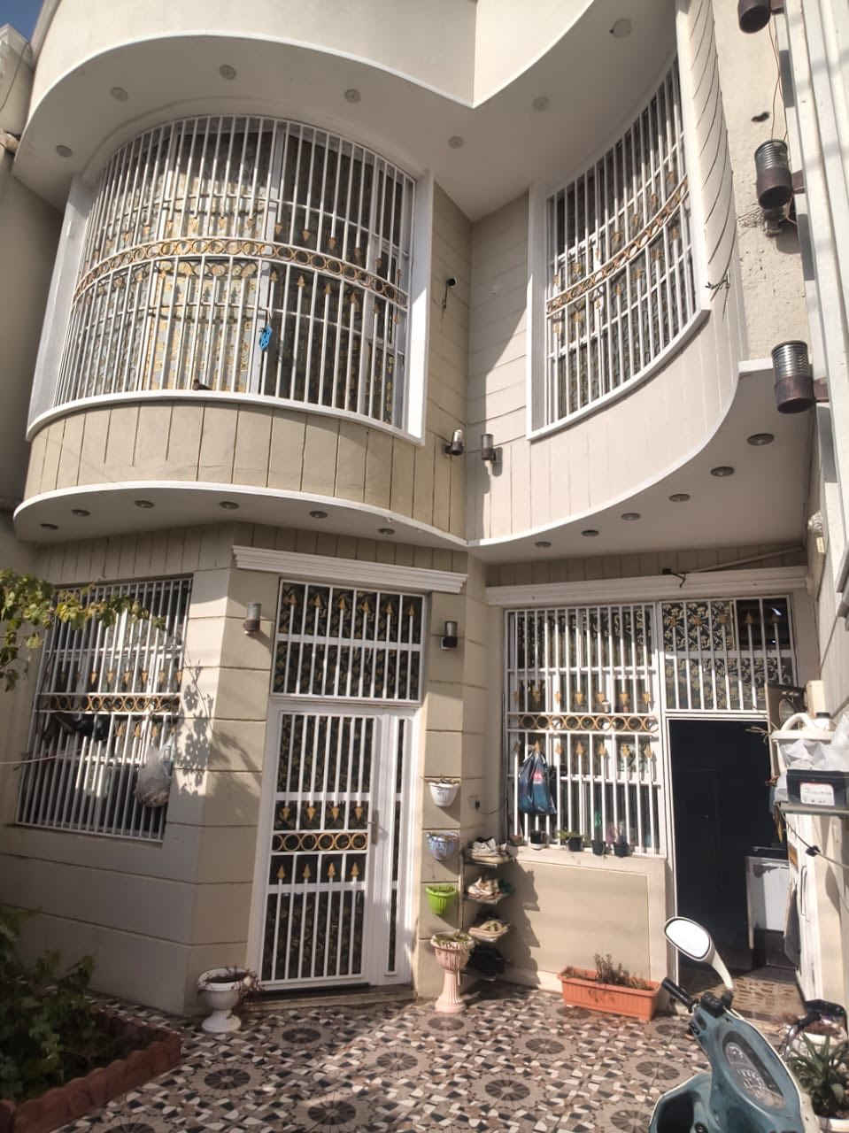 بيت طابو صرف للبيع
الموقع طريق المشاية

المساحة 130 متر وجه 6 ونص نزال 20

بناء 2020 حديث

البيت بناء طابقين يحتوي على استقبال ومطبخ وصالة وغرفة نوم وصحيات داخلية وخارجية بالطابق الاول 

الطابق الثاني غرفتين نوم وصالة وصحيات ..

خدمات كاملة والموقع كلش حلو للسكن ..

للاستفسار اكثر الاتصال على الرقم ( الخاص مغلق )

***********
